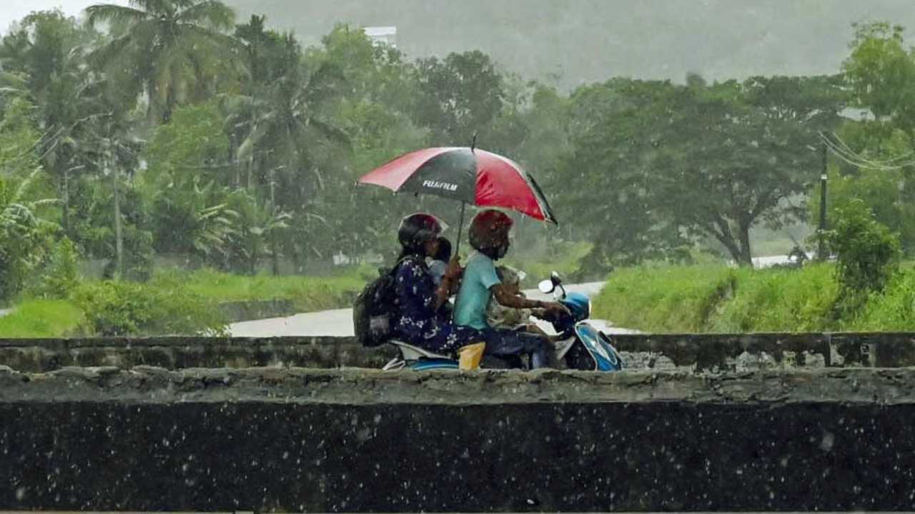 শনিতেও বাংলায় দুর্যোগের ভ্রুকুটি! রয়েছে শিলাবৃষ্টির সতর্কতা, আগামীকালের আবহাওয়া