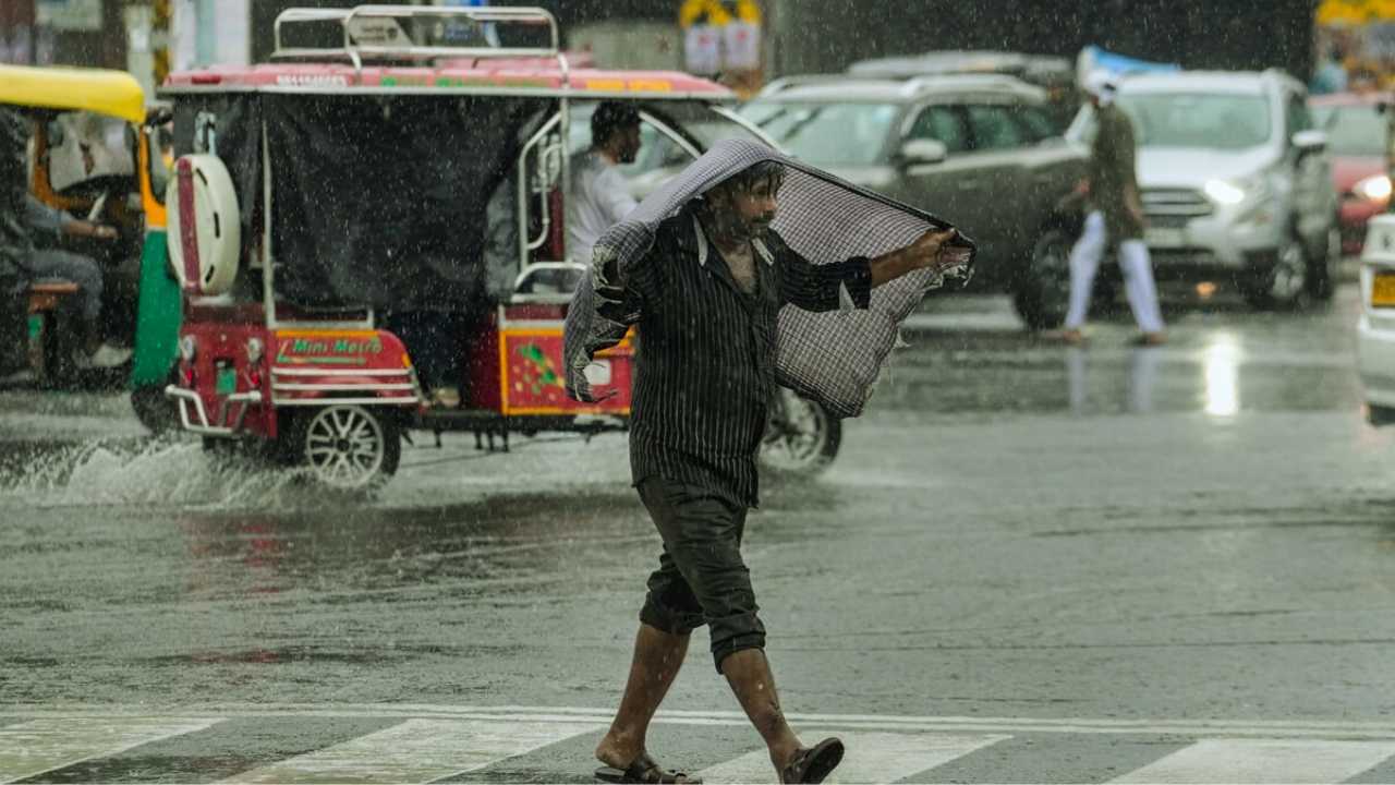 চৈত্রে উত্তরবঙ্গে তুষারপাত, ভারী বৃষ্টির পূর্বাভাস দক্ষিণবঙ্গে! আগামীকালের আবহাওয়া