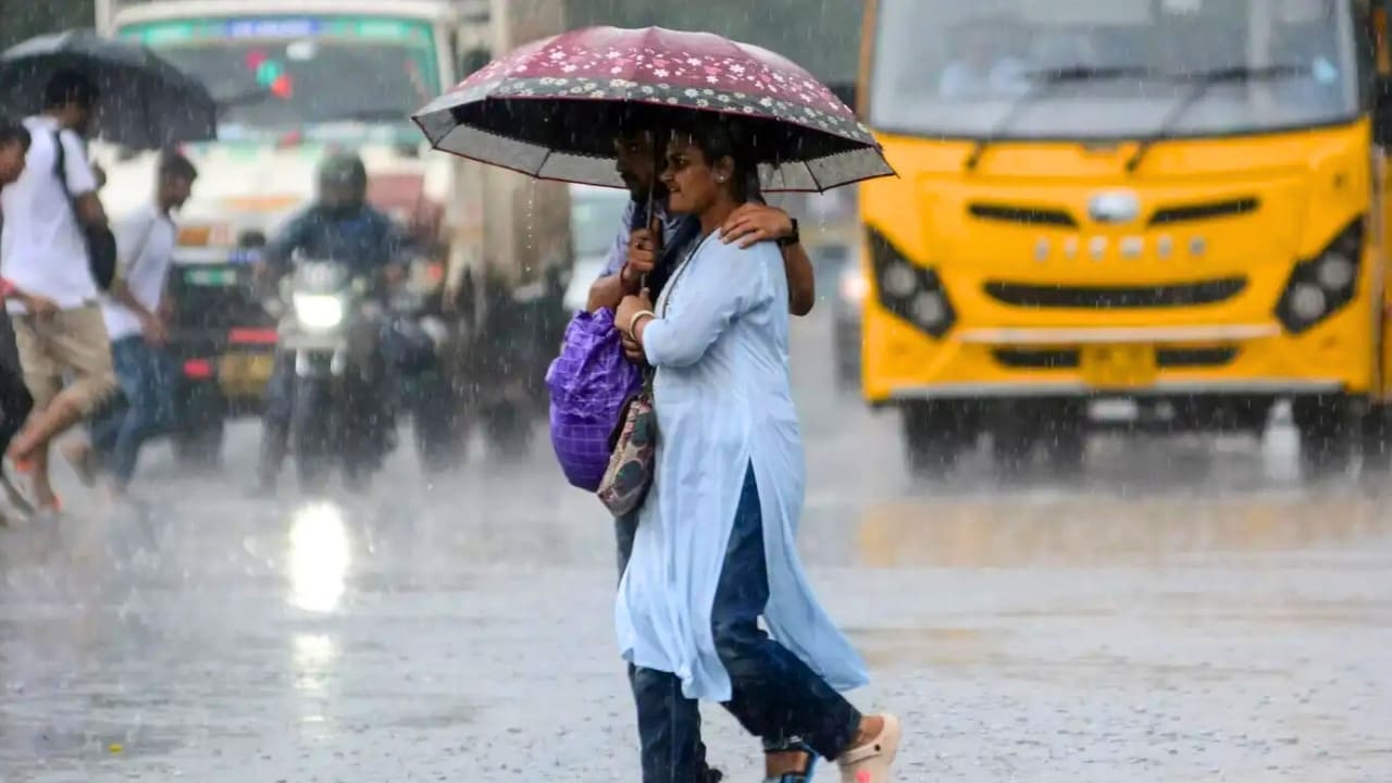 বৃষ্টির ভ্রুকুটি রবি থেকেই! ভিজবে উত্তর থেকে দক্ষিণবঙ্গ, আগামীকালের আবহাওয়া