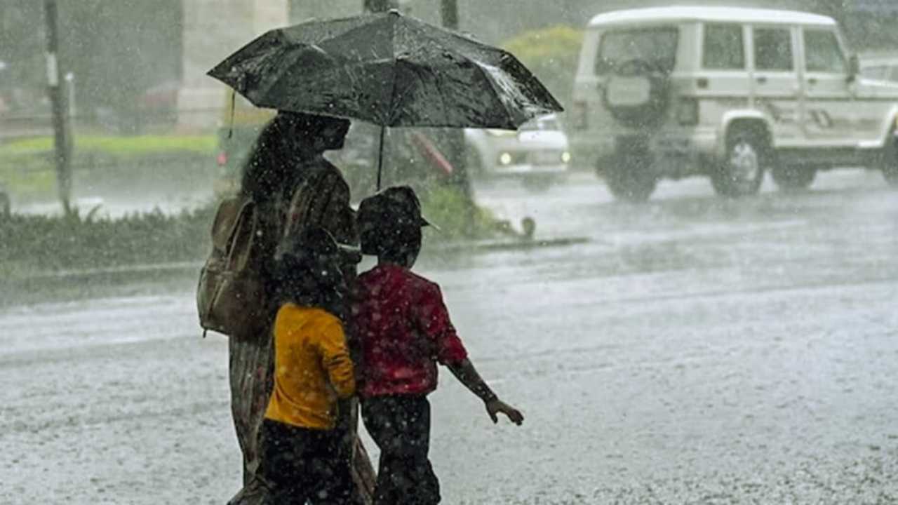 ঘূর্ণাবর্তের জেরে ভাসবে বাংলা! থাকবে বজ্রবিদ্যুতের আশঙ্কা, আগামীকালের আবহাওয়া