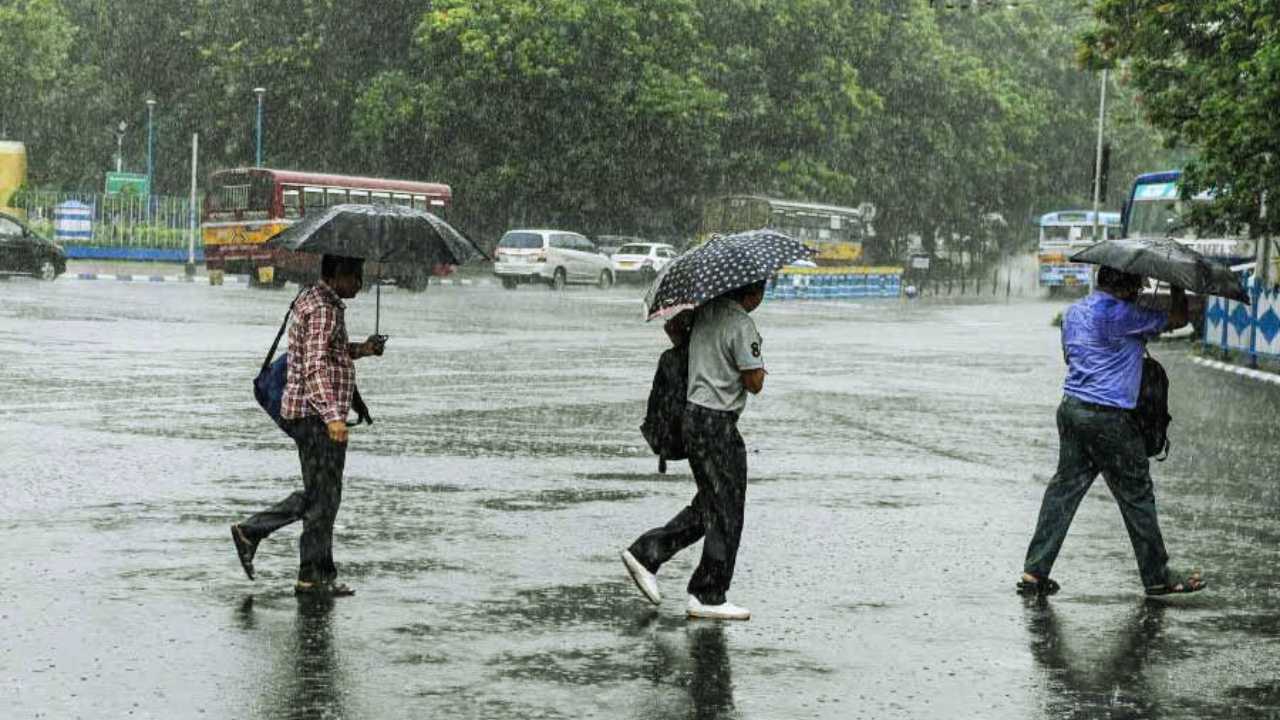 ঝেঁপে বৃষ্টি, বজ্রবিদ্যুৎ সহ ঝোড়ো হাওয়া, ভিজবে কোন কোন জেলা? আগামীকালের আবহাওয়া