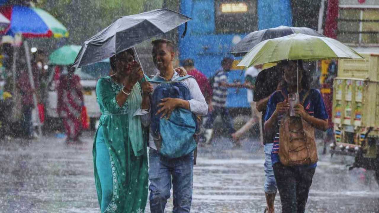 মঙ্গলেও ঝড়-বৃষ্টির সতর্কতা, ভাসবে কলকাতা-সহ একাধিক জেলা, আগামীকালের আবহাওয়া