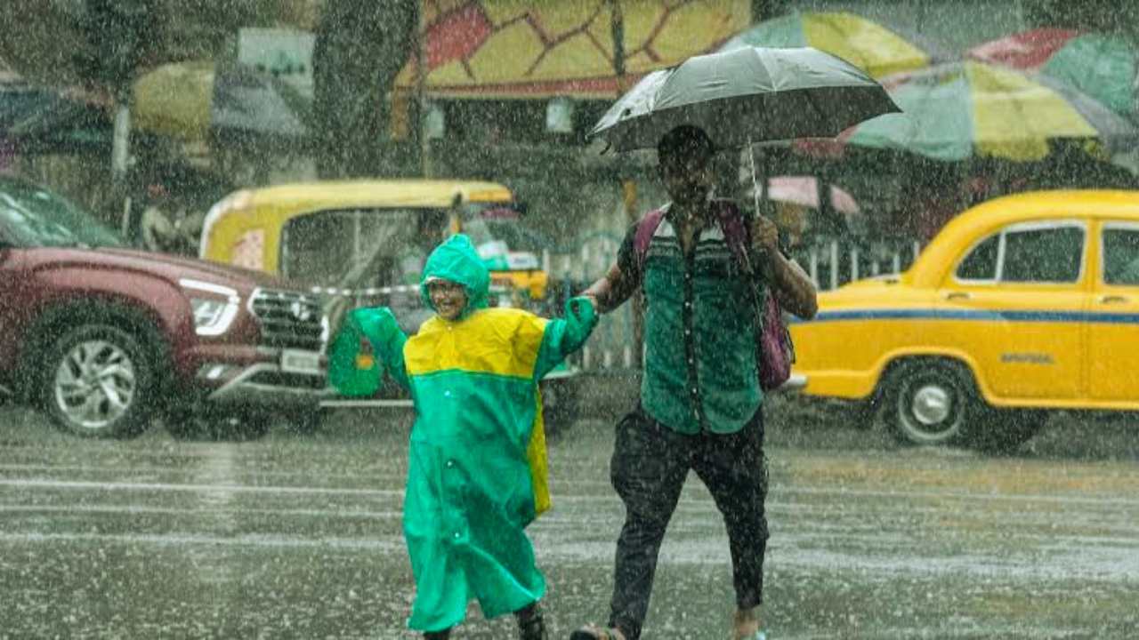 বুধেও বৃষ্টি, দক্ষিণের ৫ জেলায় সতর্কতা, আগামীকালের আবহাওয়া