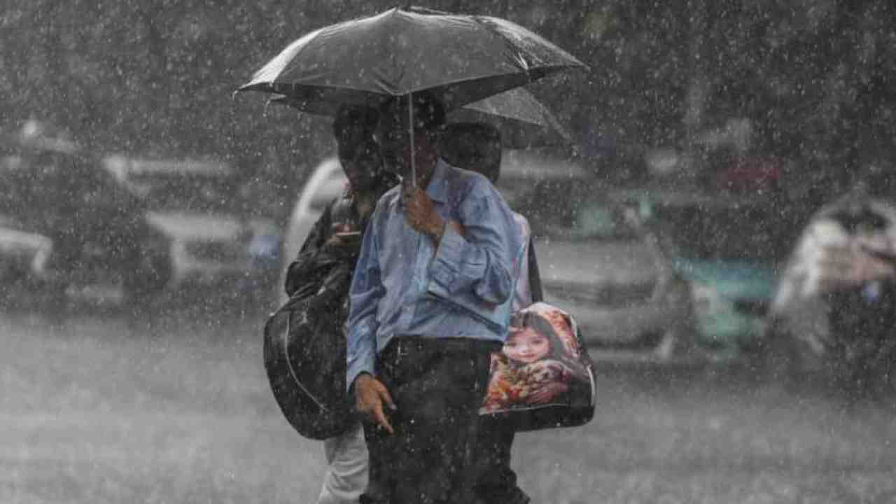 রবি থেকে দক্ষিণবঙ্গে আরও বাড়বে দুর্যোগ, বৃষ্টিতে নাজেহাল হবে এই জেলাগুলো