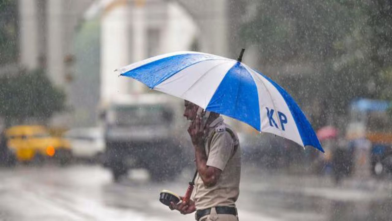 বিকেলেই ৭০ কিমি বেগে ধেয়ে আসছে কালবৈশাখী, শিলাবৃষ্টি! ৮ জেলায় জারি সতর্কতা